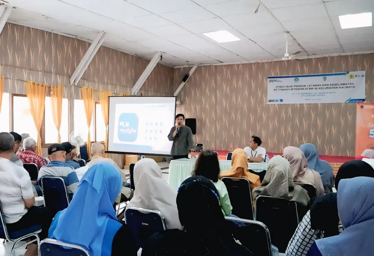 Petugas PLN mendekatkan diri ke masyarakat melalui edukasi langsung untuk membangun pemahaman yang lebih dalam tentang penggunaan listrik serta aspek keselamatan dan keamanan dalam kelistrikan. (Sumber: Dok. PLN UID Jakarta Raya)
