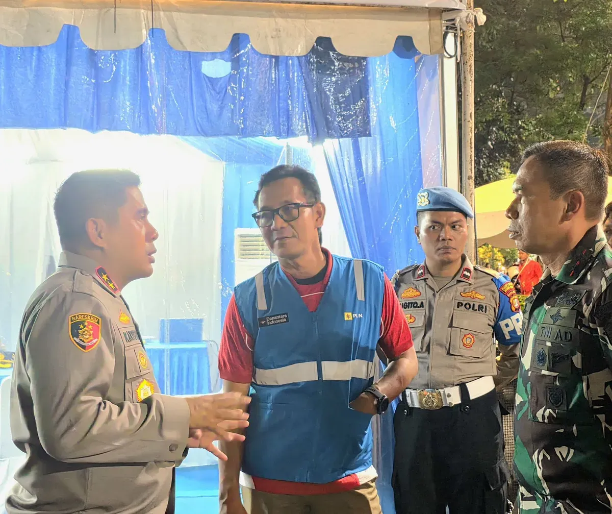 GM PLN UID Jakarta Raya, Moch. Andy Adchaminoerdin (tengah),memastikan pengamanan dan keandalan kelistrikan dalam penyelenggaraan Final AFF U-23 Championship 2025 di Stadion Utama Gelora Bung Karno, Jakarta. (Sumber: Dok. PLN UID Jakarta Raya)