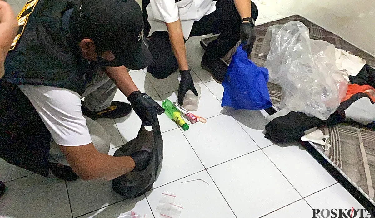 Reka ulang penggerebekan oleh BNNP Banten di sebuah rumah kontrakan yang dijadikan tempat produksi narkoba di Jalan Lele, Kelurahan Bambu Apus, Pamulang, Tangsel, pada Rabu, 30 Juli 2025. (Sumber: POSKOTA | Foto: Primayanti)