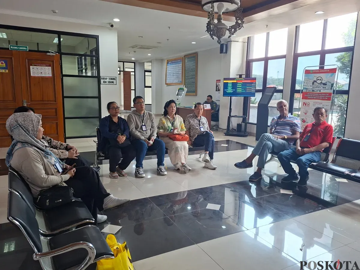 Warga Marinatama Mangga Dua menunggu sidang gugatan terhadap BPN Jakarta Utara di PTUN Jakarta terkait sertifikat HGB yang tak terbit selama 25 tahun, Selasa, 29 Juli 2025. (Sumber: Poskota/Angga Pahlevi)