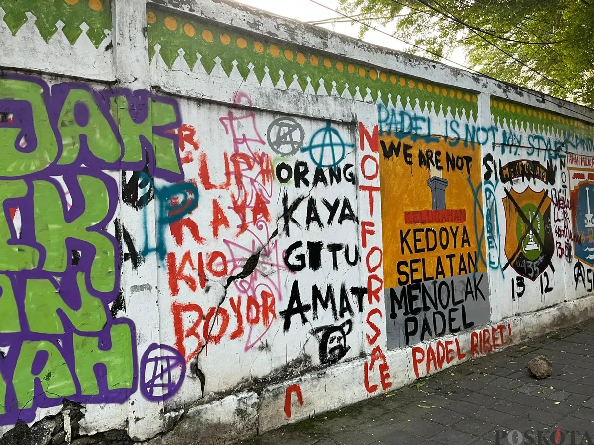 Warga Kedoya Selatan menolak wacana alihfungai lapangan Sepakbola menjadi sarana olahraga Padel. (Sumber: Poskota/Pandi Ramedhan)