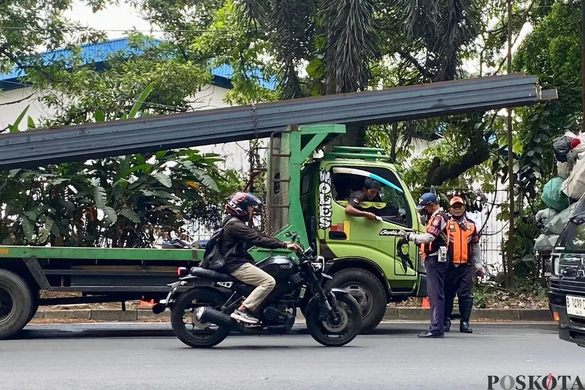 Dishub Kota Tangsel menggelar kegiatan operasi gabungan penindakan turk ODOL di Jalan Raya Serpong Puspitek, Rabu, 30 Juli 2025. (Sumber: Poskota/Primayanti Juli Kumala Manalu)
