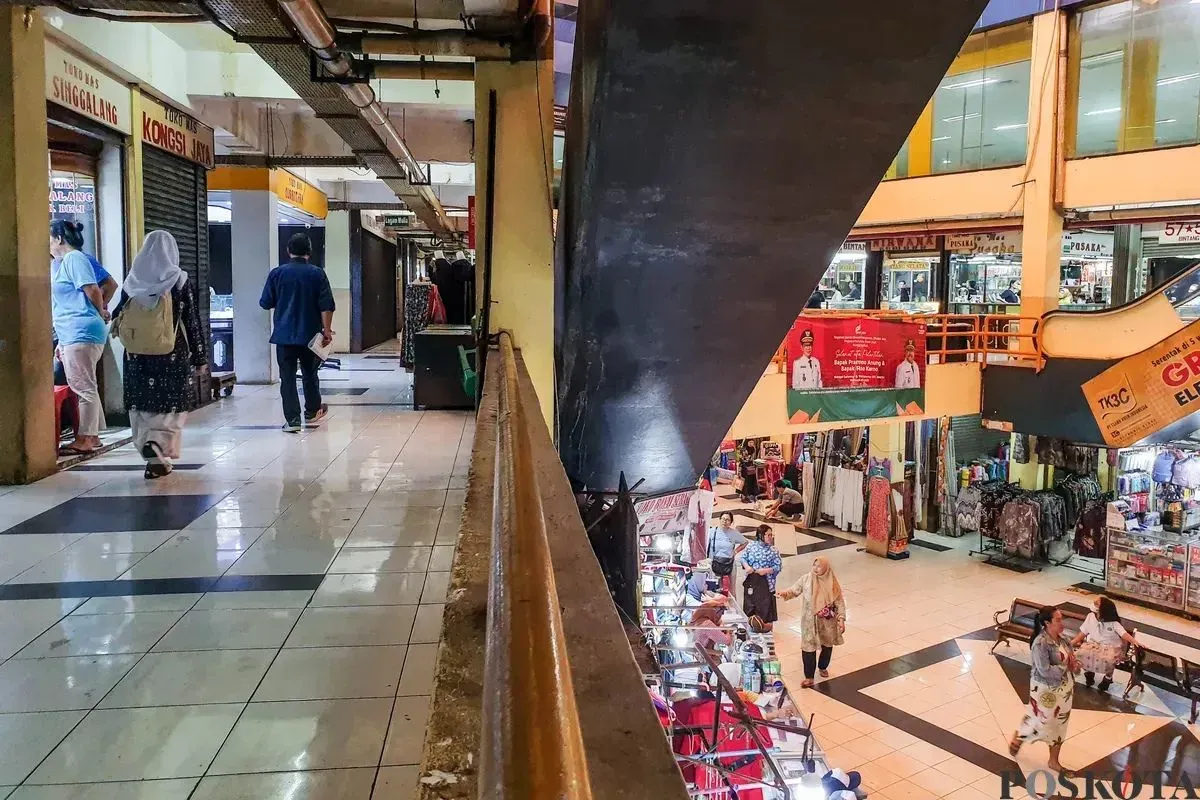 Warga beraktifitas di Pasar Kramat Jati, Jakarta Timur, Kamis, 24 Juli 2025. (Sumber: Poskota/Bilal Nugraha Ginanjar)