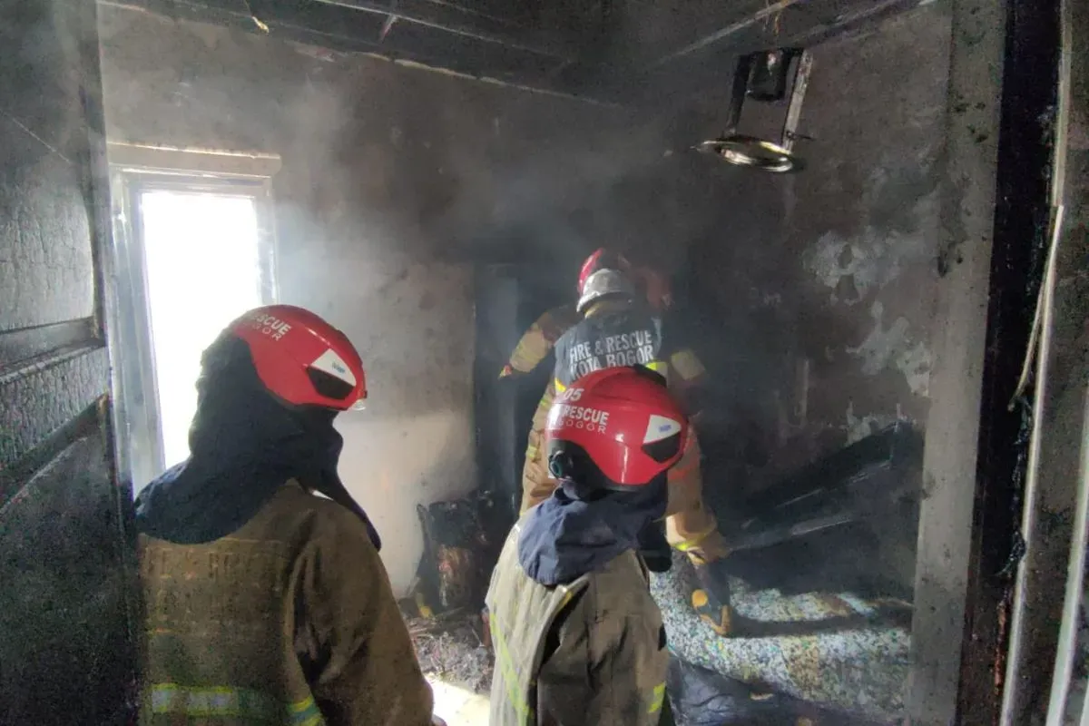 Rumah dua lantai di kawasan Perumahan Kiara Residence, RT 03 RW 15, Kelurahan Curug, Kecamatan Bogor Barat, Kota Bogor, terbakar, Rabu, 30 Juli 2025. (Sumber: Dok. Damkar Kota Bogor)