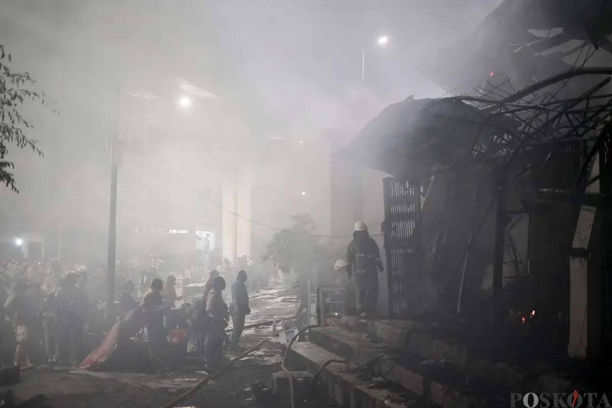 Sejumlah petugas pemadam kebakaran memadamkan api yang membakar lapak pedagang di Pasar Taman Puring, Kebayoran Baru, Jakarta Selatan, Senin, 28 Juli 2025. (Sumber: Poskota/Bilal Nugraha Ginanjar)