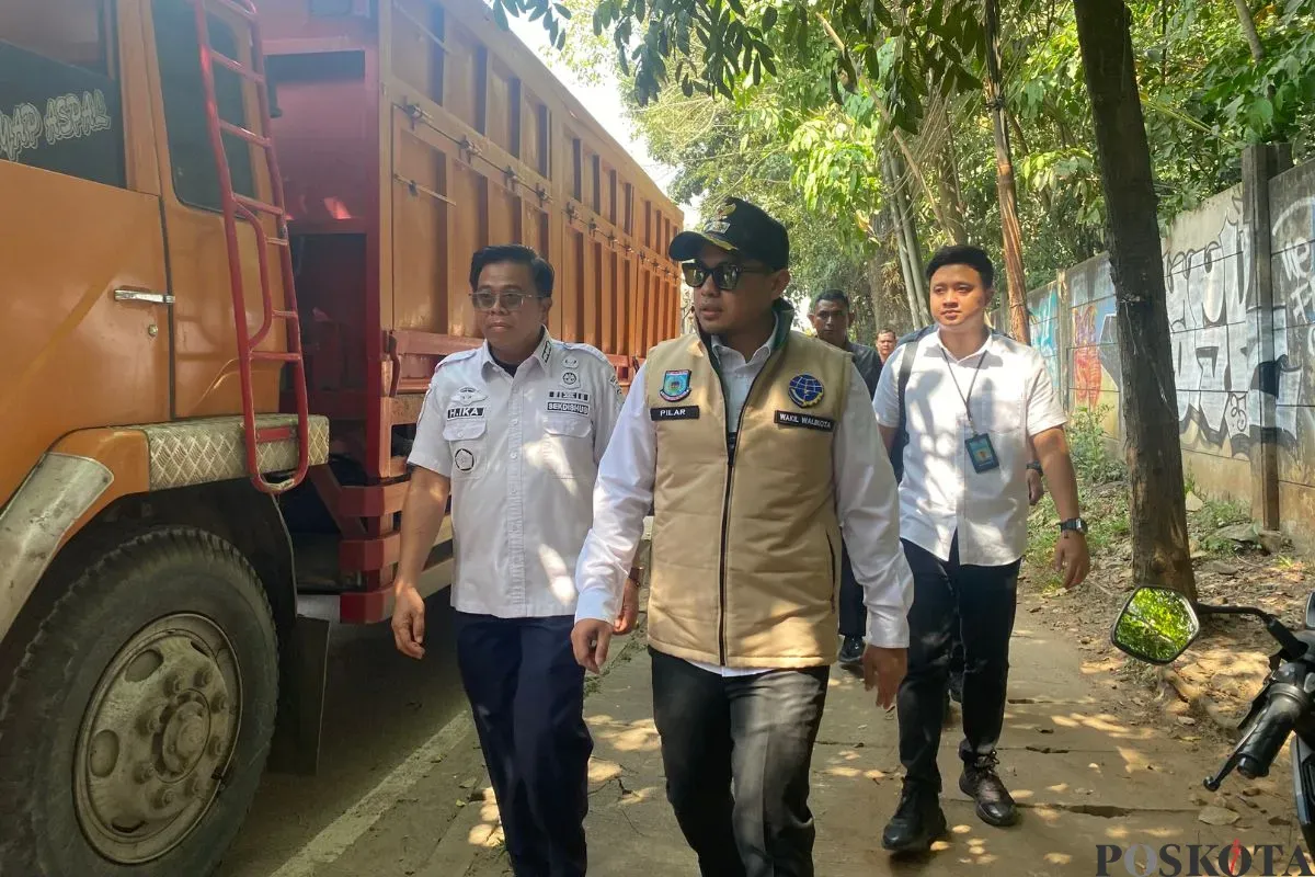 Wakil Wali Kota Tangsel, Pilar Saga saat memantau operasi truk ODOL di kawasan Serpong Puspiptek, Tangsel, Rabu, 30 Juli 2025. (Sumber: Poskota/Primayanti Juli Kumala Manalu)