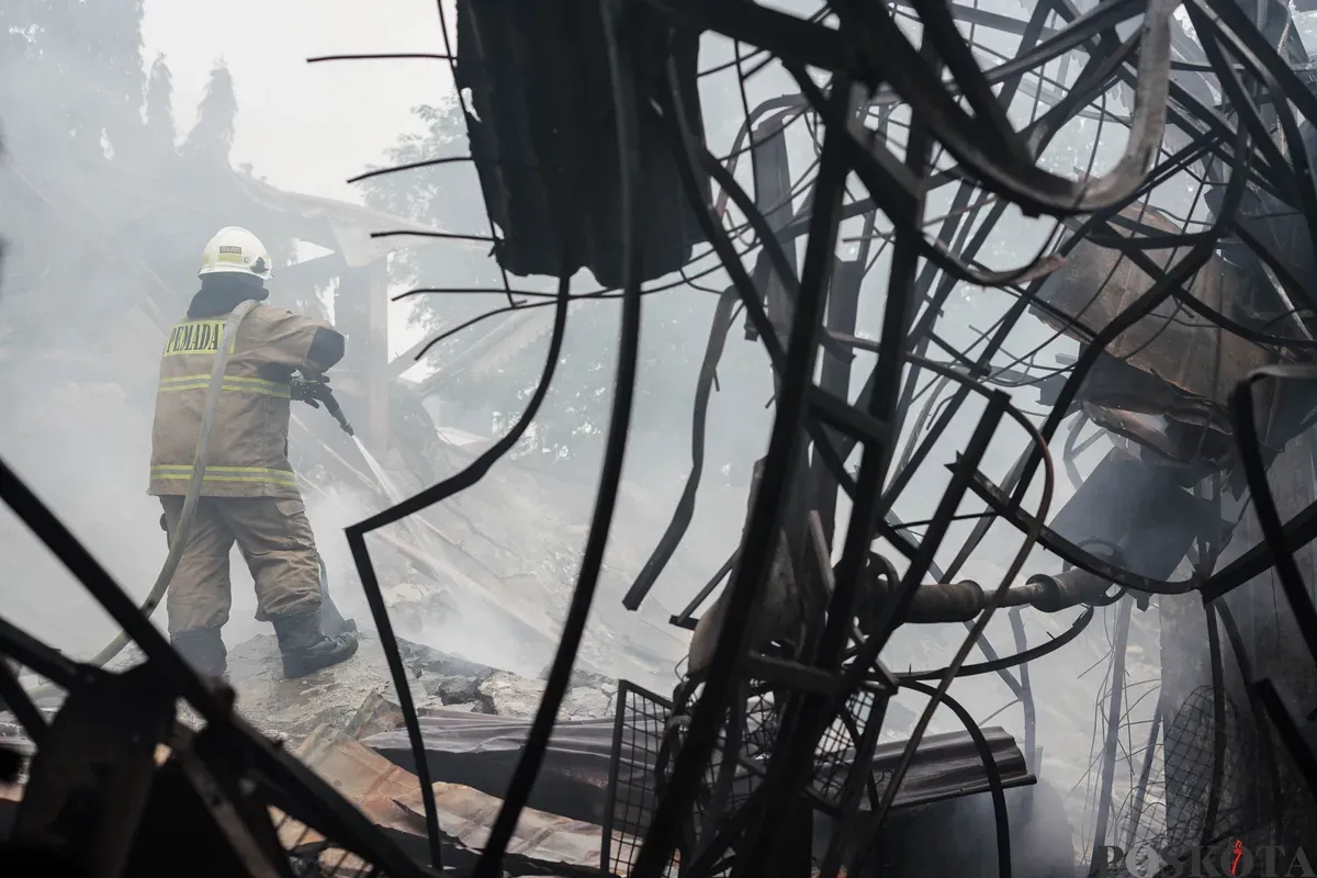Sejumlah pedagang mengumpulkan barang dagangan yang masih bisa dimanfaatkan usai kebakaran melanda Pasar Taman Puring, Kebayoran Baru, Jakarta Selatan, Selasa, 29 Juni 2025. (Sumber: Poskota/Bilal Nugraha Ginanjar)