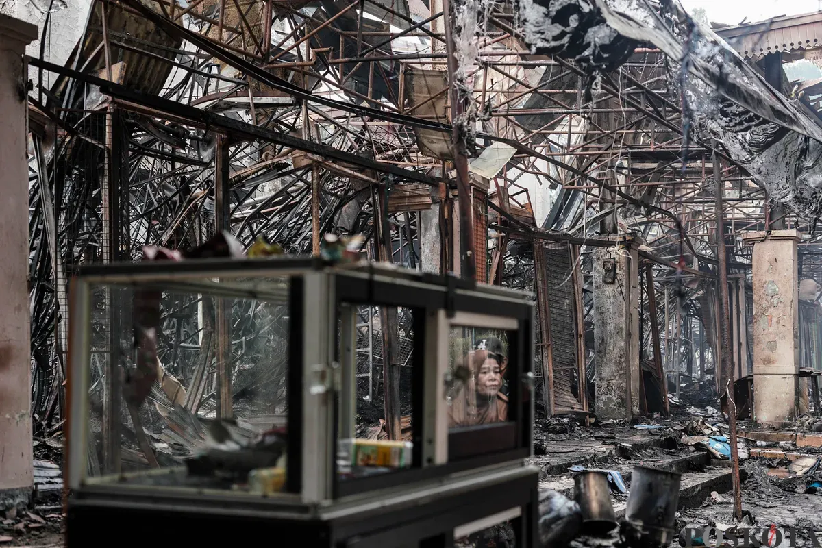 Sejumlah pedagang mengumpulkan barang dagangan yang masih bisa dimanfaatkan usai kebakaran melanda Pasar Taman Puring, Kebayoran Baru, Jakarta Selatan, Selasa, 29 Juni 2025. (Sumber: Poskota/Bilal Nugraha Ginanjar)