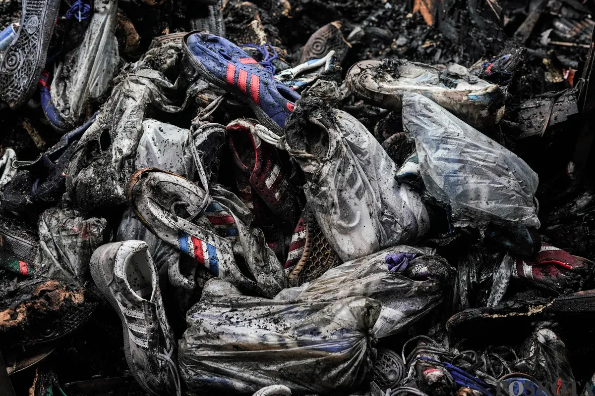 Sejumlah pedagang mengumpulkan barang dagangan yang masih bisa dimanfaatkan usai kebakaran melanda Pasar Taman Puring, Kebayoran Baru, Jakarta Selatan, Selasa, 29 Juni 2025. (Sumber: Poskota/Bilal Nugraha Ginanjar)