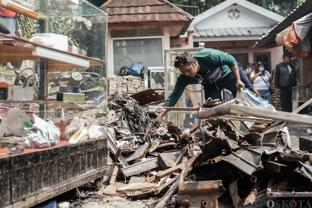 Sejumlah pedagang mengumpulkan barang dagangan yang masih bisa dimanfaatkan usai kebakaran melanda Pasar Taman Puring, Kebayoran Baru, Jakarta Selatan, Selasa, 29 Juni 2025. (Sumber: Poskota/Bilal Nugraha Ginanjar)