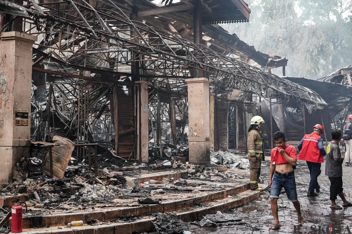 Sejumlah pedagang mengumpulkan barang dagangan yang masih bisa dimanfaatkan usai kebakaran melanda Pasar Taman Puring, Kebayoran Baru, Jakarta Selatan, Selasa, 29 Juni 2025. (Sumber: Poskota/Bilal Nugraha Ginanjar)
