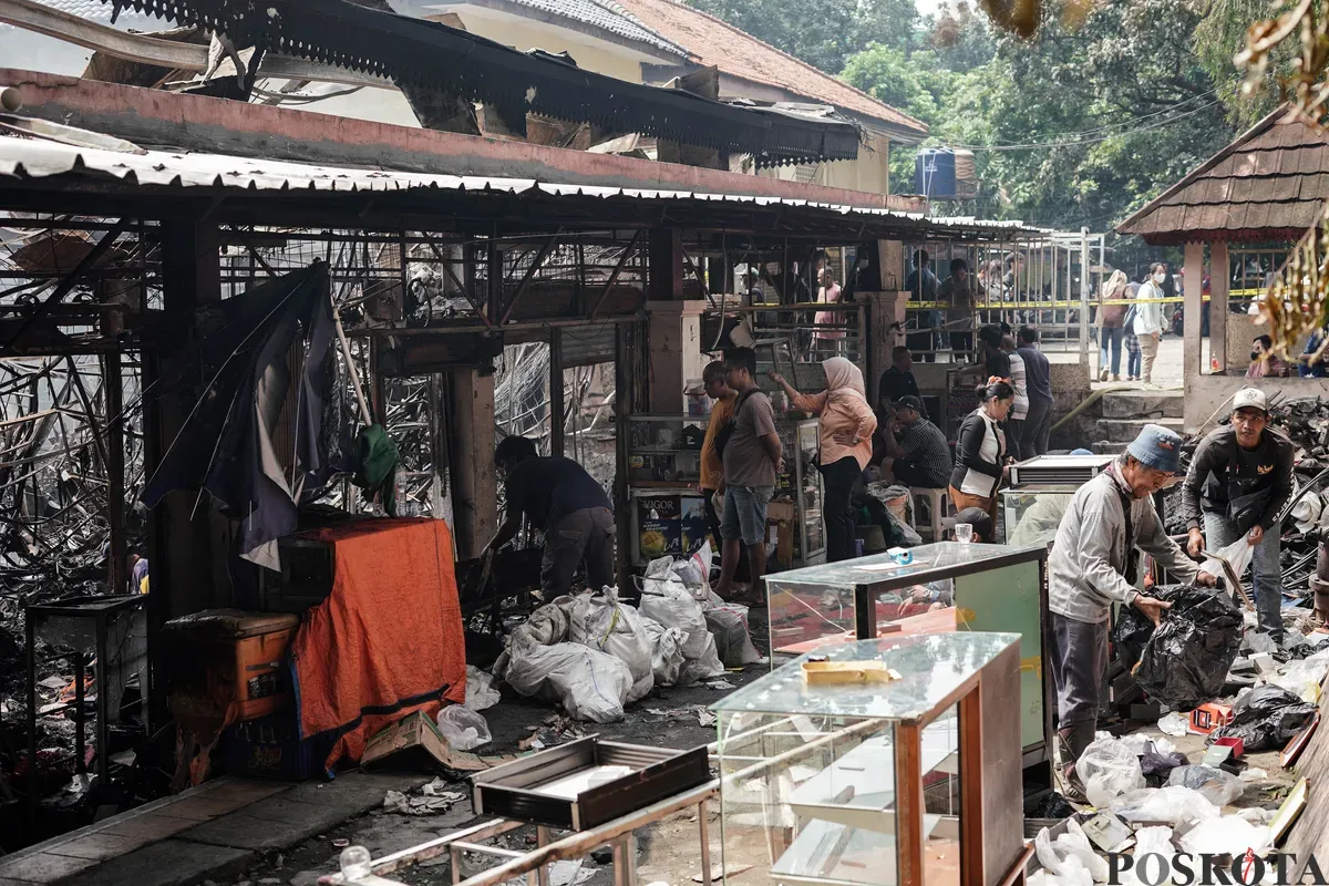 Sejumlah pedagang mengumpulkan barang dagangan yang masih bisa dimanfaatkan usai kebakaran melanda Pasar Taman Puring, Kebayoran Baru, Jakarta Selatan, Selasa, 29 Juni 2025. (Sumber: Poskota/Bilal Nugraha Ginanjar)