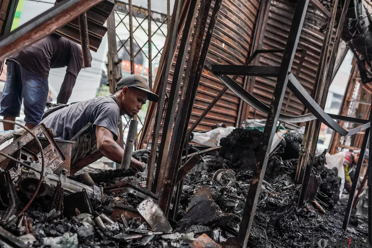 Sejumlah pedagang mengumpulkan barang dagangan yang masih bisa dimanfaatkan usai kebakaran melanda Pasar Taman Puring, Kebayoran Baru, Jakarta Selatan, Selasa, 29 Juni 2025. (Sumber: Poskota/Bilal Nugraha Ginanjar)