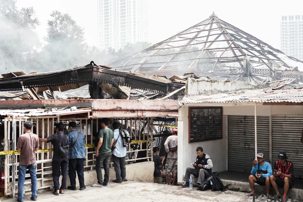 Sejumlah pedagang mengumpulkan barang dagangan yang masih bisa dimanfaatkan usai kebakaran melanda Pasar Taman Puring, Kebayoran Baru, Jakarta Selatan, Selasa, 29 Juni 2025. (Sumber: Poskota/Bilal Nugraha Ginanjar)