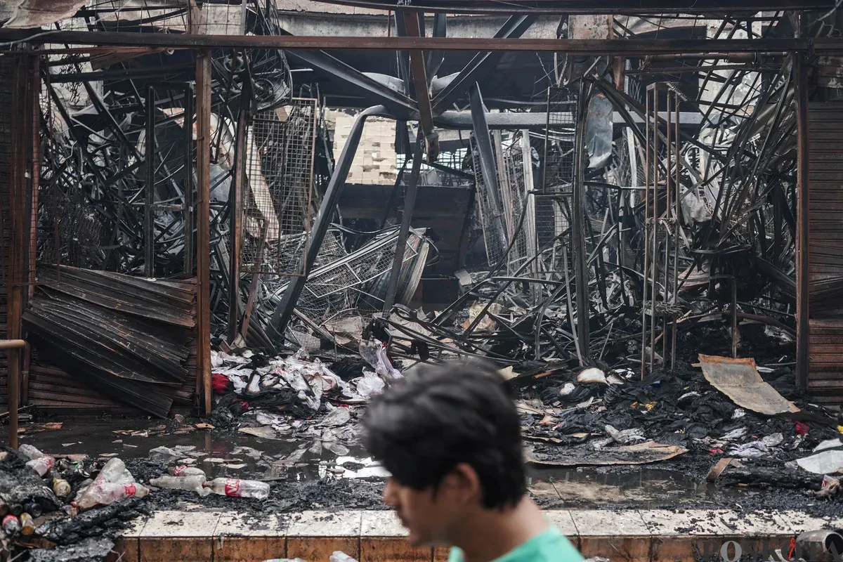 Sejumlah pedagang mengumpulkan barang dagangan yang masih bisa dimanfaatkan usai kebakaran melanda Pasar Taman Puring, Kebayoran Baru, Jakarta Selatan, Selasa, 29 Juni 2025. (Sumber: Poskota/Bilal Nugraha Ginanjar)
