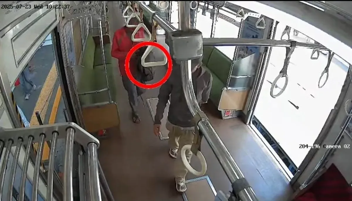Tangkapan layar dua pria pelaku pencurian tas penumpang yang tertinggal di gerbong kereta rel listrik (KRL). Mereka ditangkap kurang dari 24 jam setelah aksinya viral di media sosial (Medsos). (Sumber: Polsek Tambora)