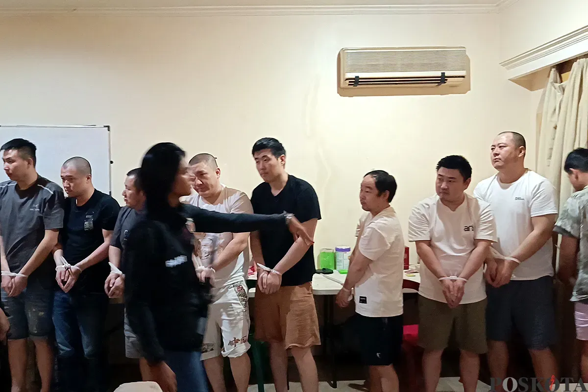 Anggota dari Polres Metro Jakarta Selatan saat menggerebek rumah yang dijadikan tempat penipuan online oleh WNA China di Lebak Bulus. (Sumber: POSKOTA | Foto: Ali Mansur)