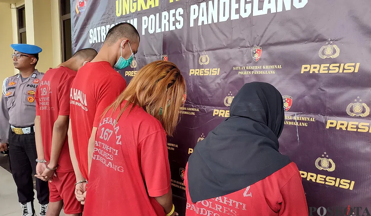 Empat pelaku TPPO perempuan di bawah umur dihadirkan oleh jajaran Polres Pandeglang saat ekspose perkara, Rabu, 30 Juli 2025. (Sumber: POSKOTA | Foto: Samsul Fatoni)