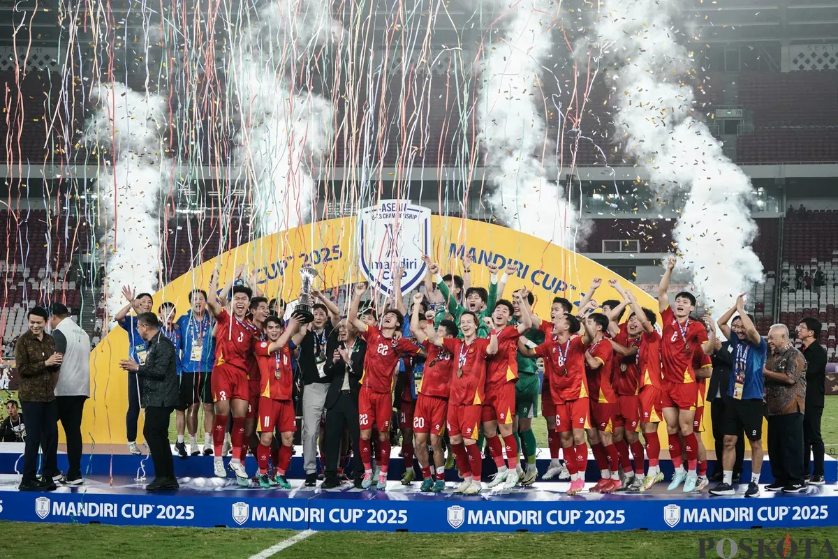 Selebrasi para pemain Timnas Vietnam saat mengangkat trofi usai mengalahkan Timnas Indonesia U-23 pada pertandingan final Piala AFF U-23 2025 di Stadion Utama Gelora Bung Karno (SUGBK), Senayan, Jakarta, Selasa, 29 Juli 2025. (Sumber: Poskota/Bilal Nugraha Ginanjar)