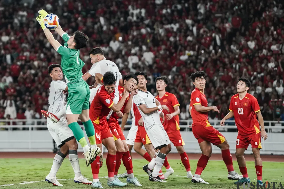 Kiper Timnas Vietnam U-23 Trung Kien Tran menangkap bola saat melawan Timnas  Indonesia U-23 pada pertandingan final Piala AFF U-23 2025 di Stadion Utama Gelora Bung Karno (SUGBK), Senayan, Jakarta, Selasa, 29 Juli 2025. (Sumber: Poskota/Bilal Nugraha Ginanjar)