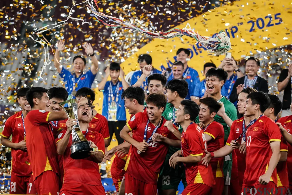 Selebrasi para pemain Timnas Vietnam saat mengangkat trofi usai mengalahkan Timnas Indonesia U-23 pada pertandingan final Piala AFF U-23 2025 di Stadion Utama Gelora Bung Karno (SUGBK), Senayan, Jakarta, Selasa, 29 Juli 2025. (Sumber: Poskota/Bilal Nugraha Ginanjar)