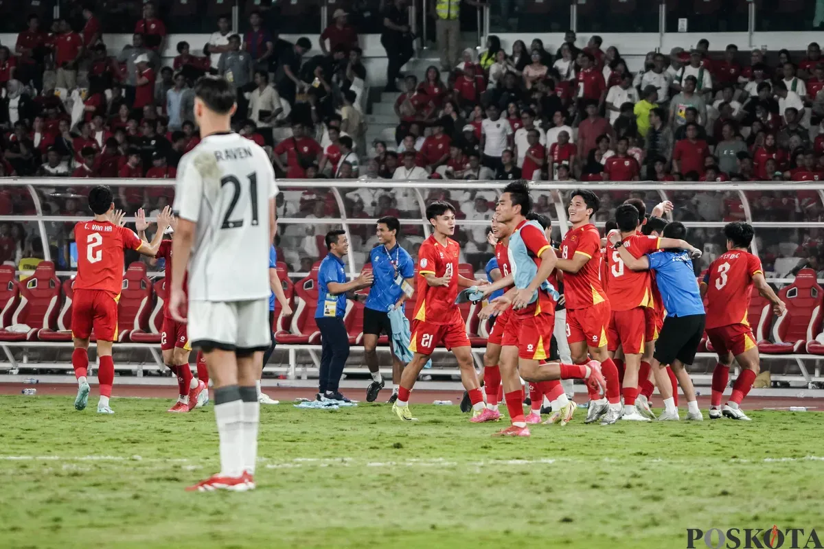 Selebrasi para pemain Timnas Vietnam usai mengalahkan Timnas Indonesia U-23  pada pertandingan final Piala AFF U-23 2025 di Stadion Utama Gelora Bung Karno (SUGBK), Senayan, Jakarta, Selasa, 29 Juli 2025. (Sumber: Poskota/Bilal Nugraha Ginanjar)