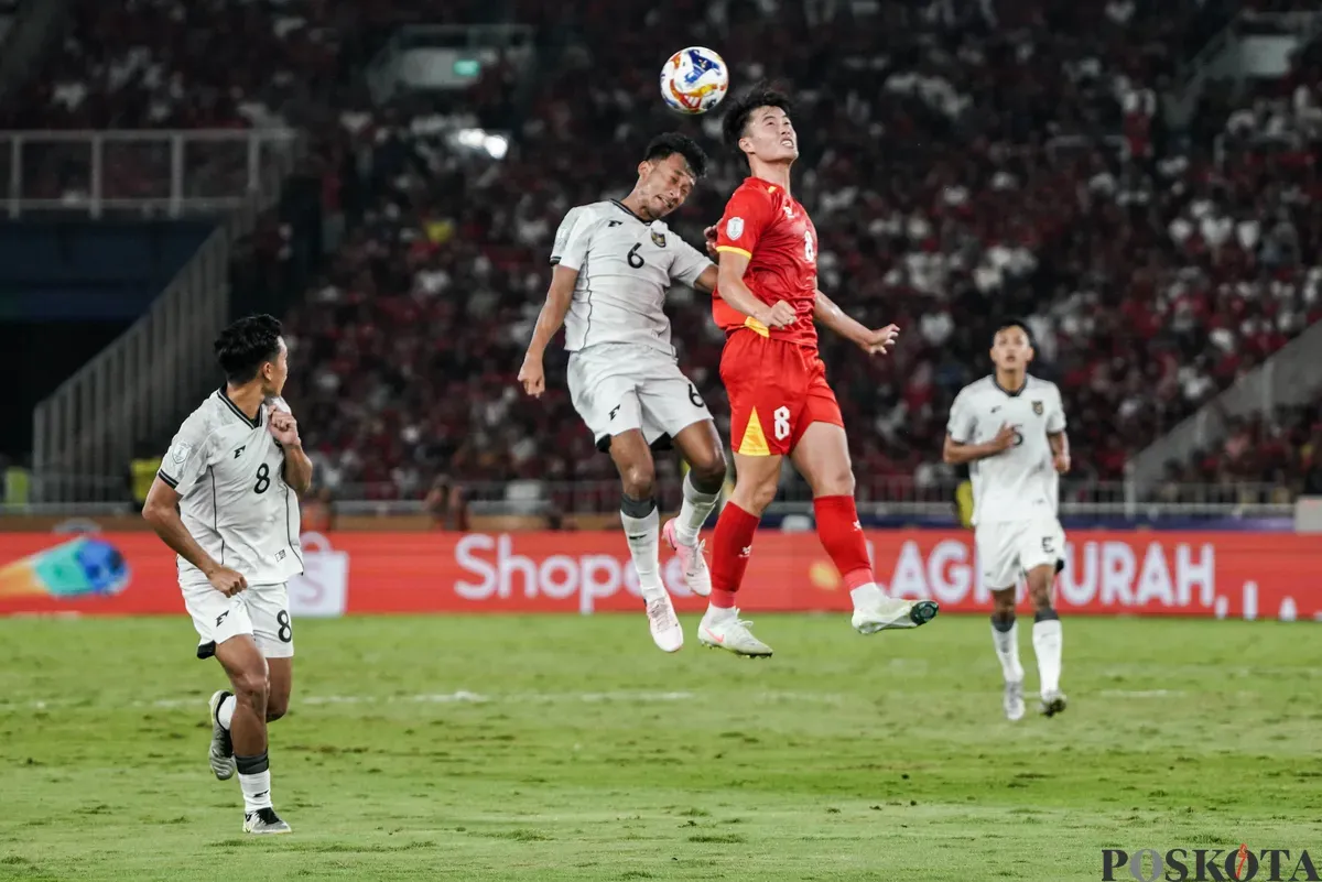 Pesepak bola Timnas Indonesia U-23 Robi Darwis berebut bola dengan pesepak bola Timnas Vietnam U-23 pada pertandingan final Piala AFF U-23 2025 di Stadion Utama Gelora Bung Karno (SUGBK), Senayan, Jakarta, Selasa, 29 Juli 2025. (Sumber: Poskota/Bilal Nugraha Ginanjar)