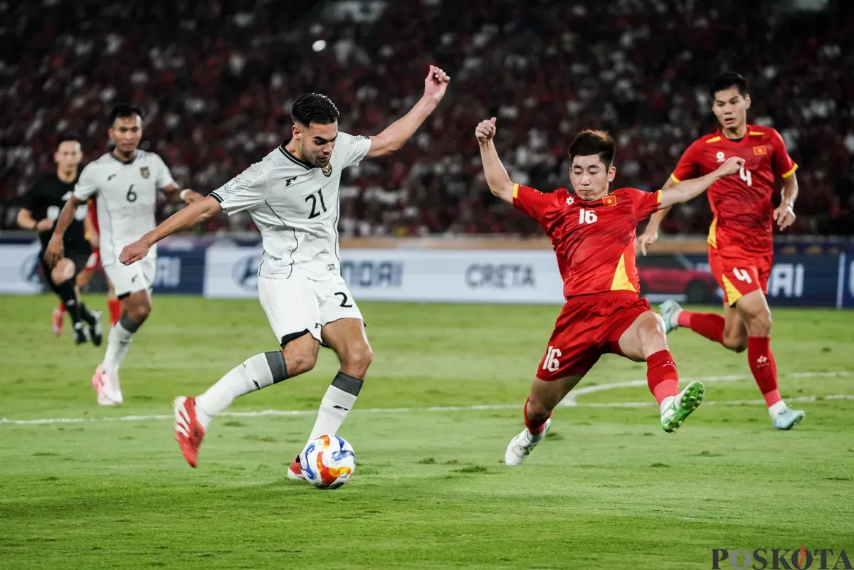 Pesepak bola Timnas Indonesia U-23 Jens Raven berebut bola dengan pesepak bola Timnas Vietnam U-23 ) pada pertandingan final Piala AFF U-23 2025 di Stadion Utama Gelora Bung Karno (SUGBK), Senayan, Jakarta, Selasa, 29 Juli 2025. (Sumber: Poskota/Bilal Nugraha Ginanjar)