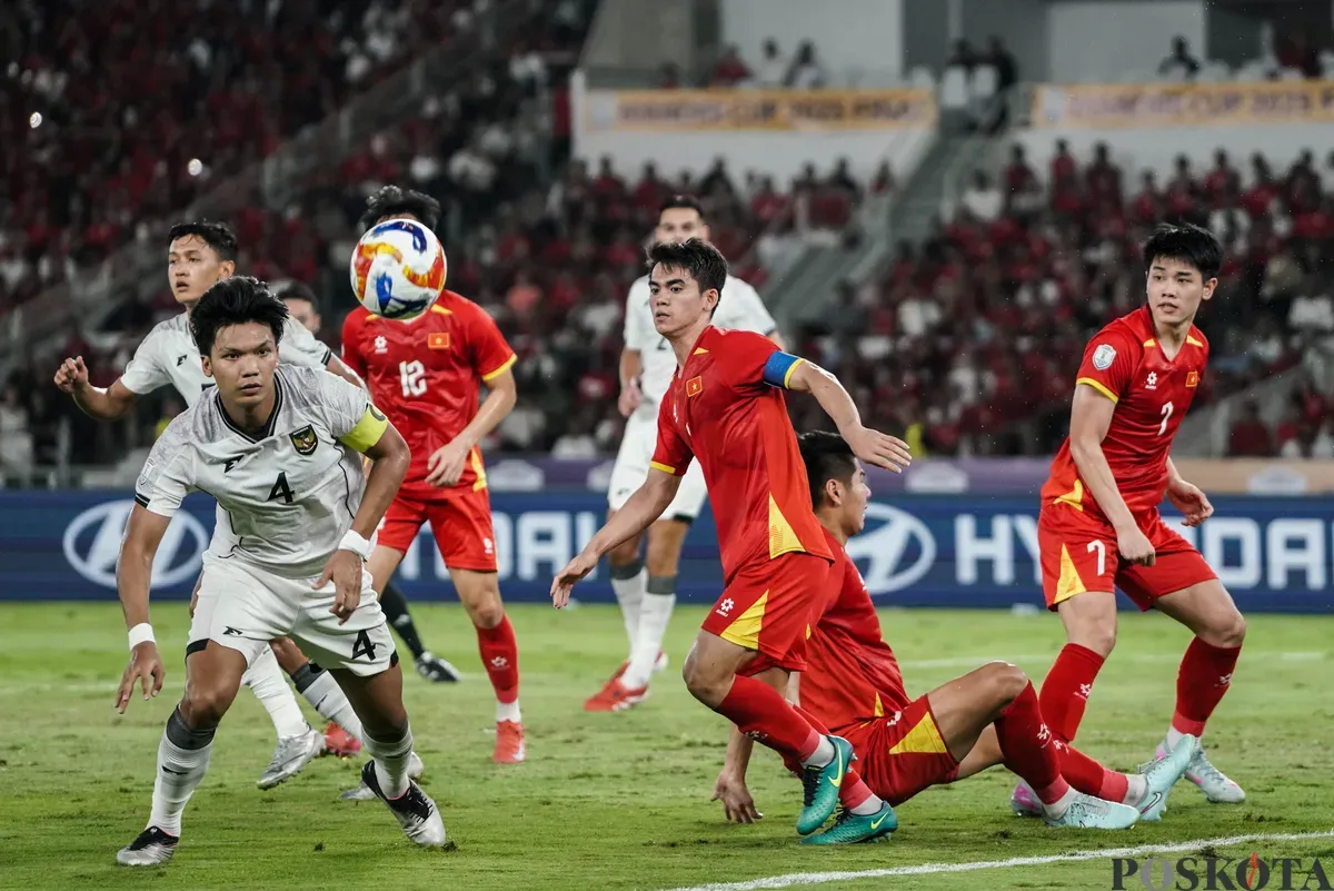 Pesepak bola Timnas Indonesia U-23 Kadek Arel berebut bola dengan pesepak bola Timnas Vietnam U-23 ) pada pertandingan final Piala AFF U-23 2025 di Stadion Utama Gelora Bung Karno (SUGBK), Senayan, Jakarta, Selasa, 29 Juli 2025. (Sumber: Poskota/Bilal Nugraha Ginanjar)