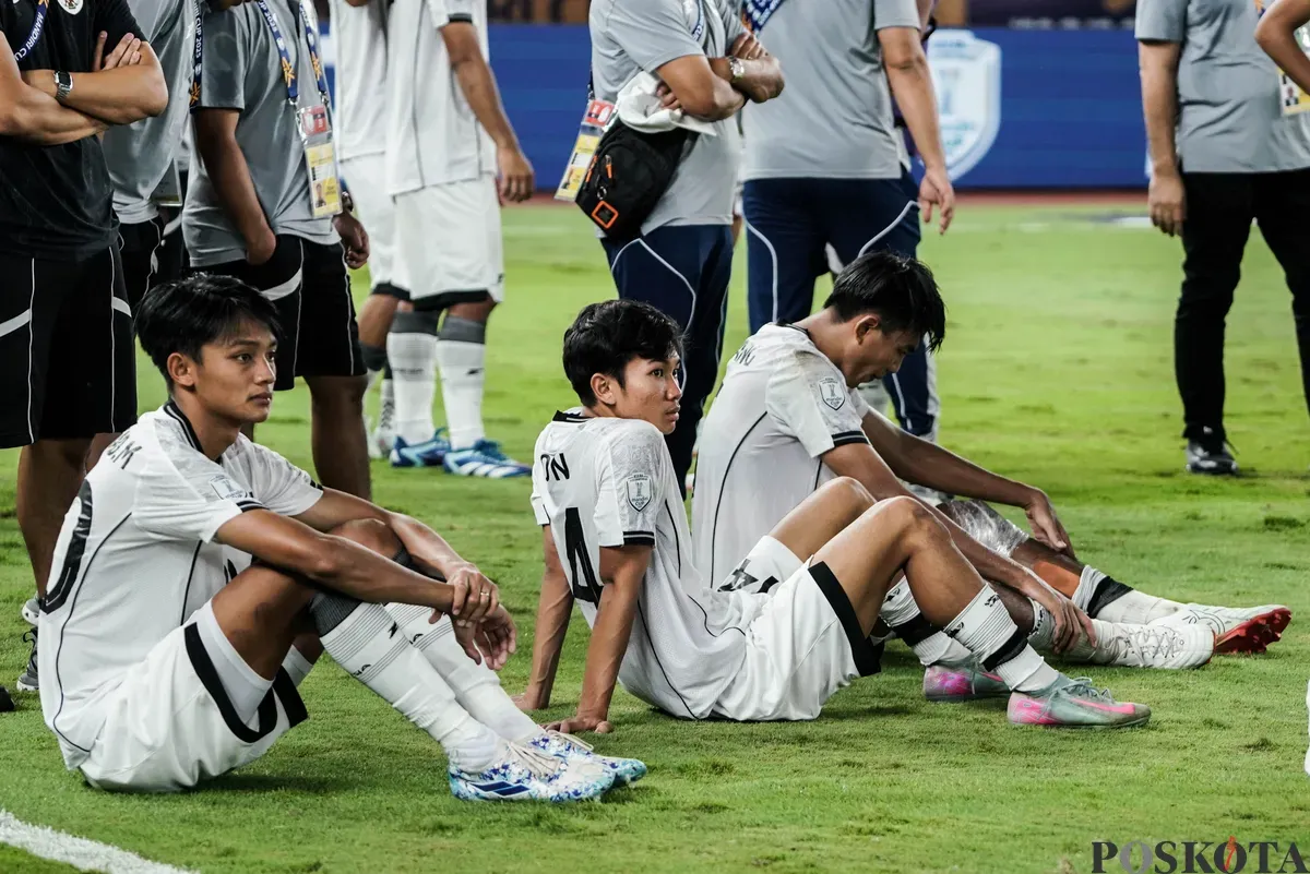 Ekspresi kecewa para pesepak bola Timnas Indonesia U-23 usai dikalahkan Timnas Vietnam U-23 pada pertandingan final Piala AFF U-23 2025 di Stadion Utama Gelora Bung Karno (SUGBK), Senayan, Jakarta, Selasa, 29 Juli 2025. (Sumber: Poskota/Bilal Nugraha Ginanjar)