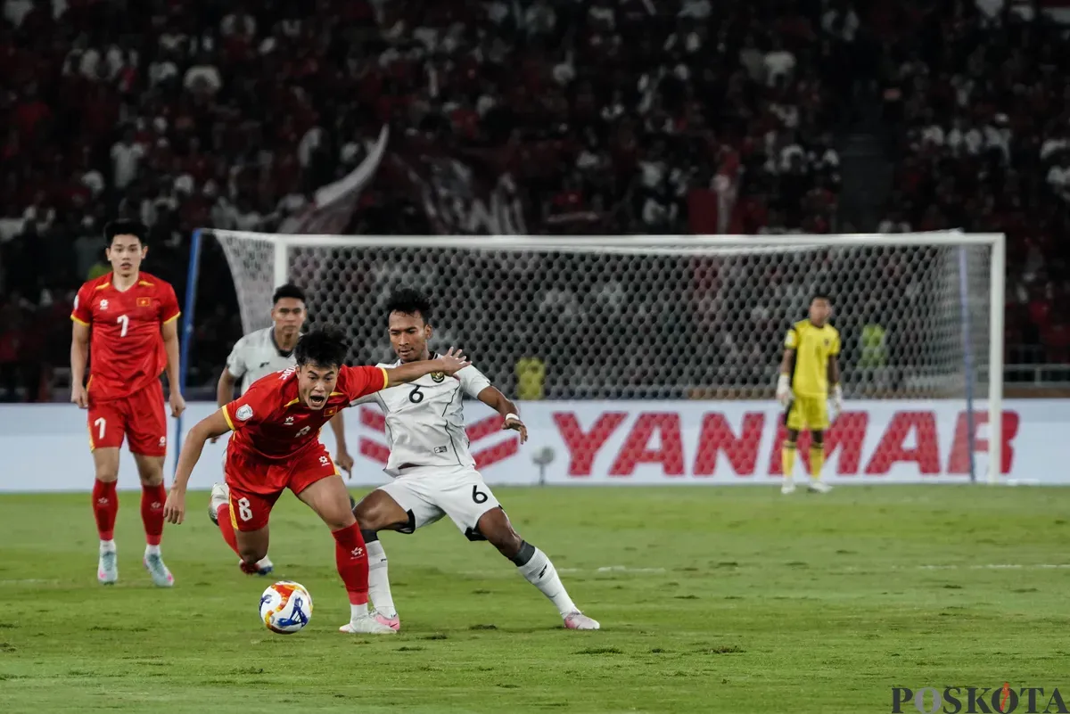 Pesepak bola Timnas Indonesia U-23 Robi Darwis berebut bola dengan pesepak bola Timnas Vietnam U-23 ) pada pertandingan final Piala AFF U-23 2025 di Stadion Utama Gelora Bung Karno (SUGBK), Senayan, Jakarta, Selasa, 29 Juli 2025. (Sumber: Poskota/Bilal Nugraha Ginanjar)