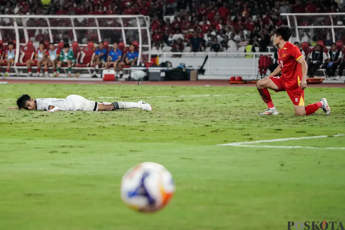 Pesepak bola Timnas Indonesia U-23 Kakang Rudianto terbaring usai dikalahkan Timnas Vietnam U-23 pada pertandingan final Piala AFF U-23 2025 di Stadion Utama Gelora Bung Karno (SUGBK), Senayan, Jakarta, Selasa, 29 Juli 2025. (Sumber: Poskota/Bilal Nugraha Ginanjar)