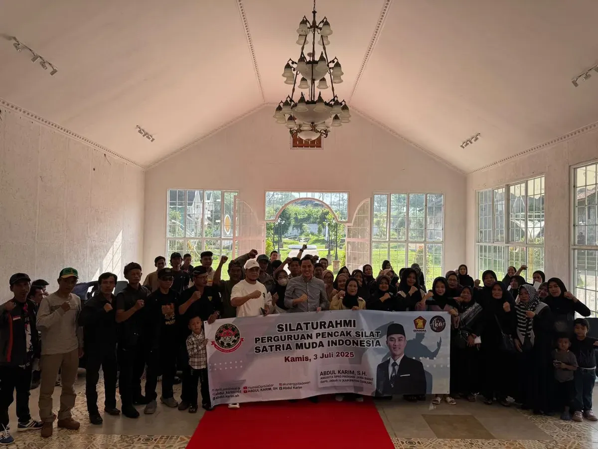 Ketua Perguruan Pencak Silat SMI Korwil Cianjur, Abdul Karim yang juga anggota DPRD Jawa Barat bersama beberapa pengurus saat acara silahturahmi. (Sumber: Dok. Pribadi)