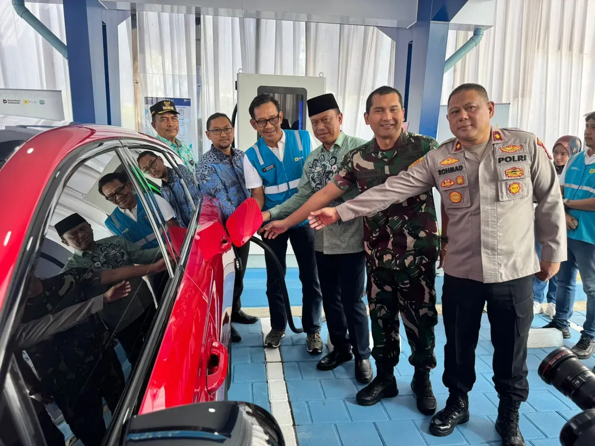 GM PLN UID Jakarta Raya, Moch. Andy Adchaminoerdin (rompi biru), secara simbolis melakukan pengisian daya mobil listrik di Stasiun Pengisian Kendaraan Listrik Umum (SPKLU) LRT City Ciracas, Jaktim (Sumber: Dok. PLN UID Jakarta Raya)