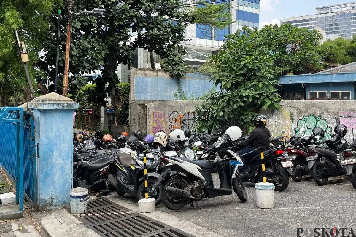 Lokasi parkir di Kampung Duku, tepatnya disamping Mall Gandaria City, Kebayoran Lama, Jakarta Selatan. (Sumber: Poskota/Pandi Ramedhan)