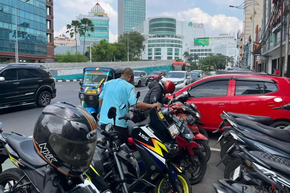 Petugas parkir di salah sebuah tempat di Jakarta. (Sumber: Poskota/Muhammad Tegar Jihad)