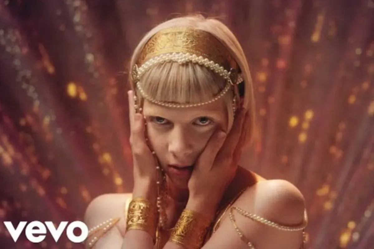 Lirik lagu Exist For Love dari Aurora. (Sumber: YouTube/Aurora)