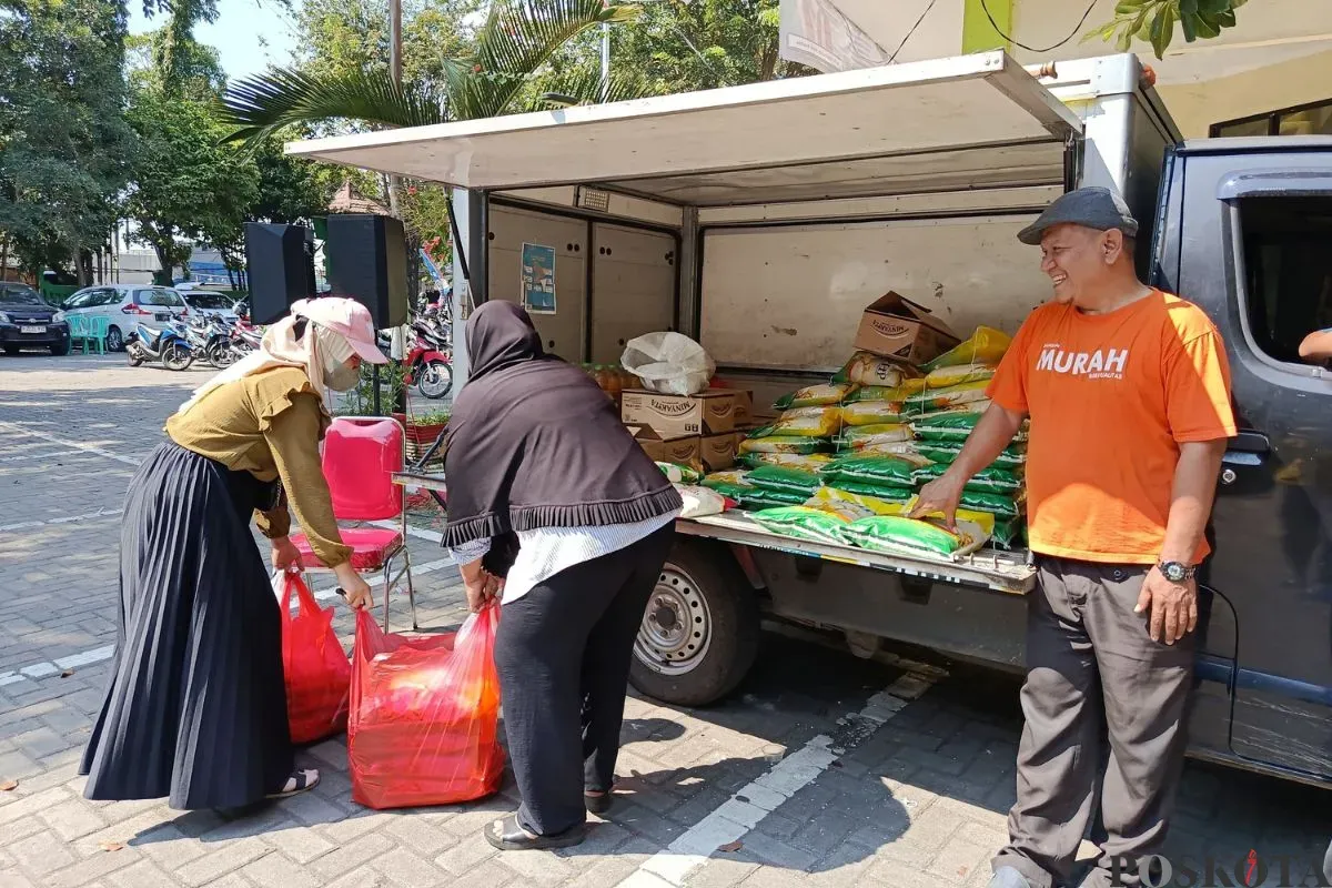 Warga Kelurahan Teluk Pucung, Kecamatan Bekasi Utara, Kota Bekasi, menyerbu pasar murah yang digelar pemerintah setempat, Kamis, 31 Juli 2025. (Sumber: Poskota/Nurpini Aulia Rapika)
