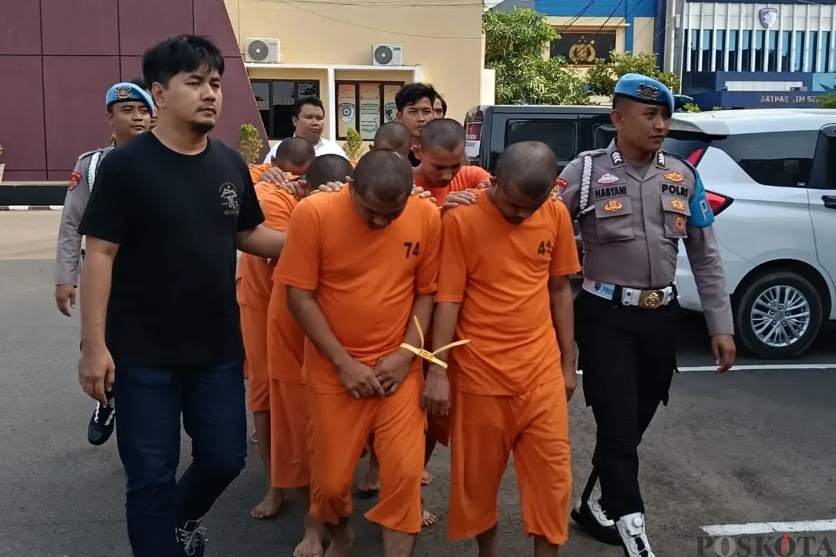 Para pelaku curanmor spesialis showroom digelandang untuk dihadirkan dalam konferensi pers di Mapolres Serang, Kamis, 31 Juli 2025. (Sumber: Poskota/Rahmat Haryono)