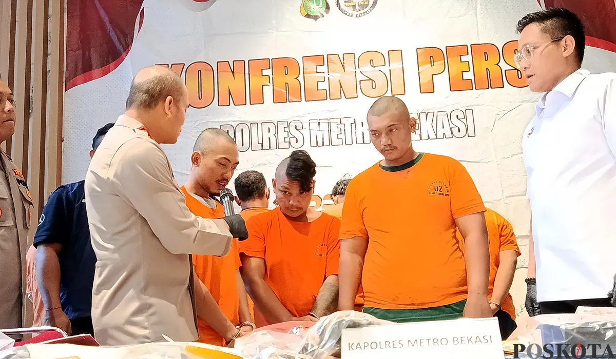 Kapolres Metro Bekasi, Kombes Pol Mustofa, meminta keterangan salah seorang pelaku curanmor saat ekspose perkara di Mapolres Metro Bekasi, Kamis, 31 Juli 2025. (Sumber: POSKOTA | Foto: Nurpini Aulia Rapika)