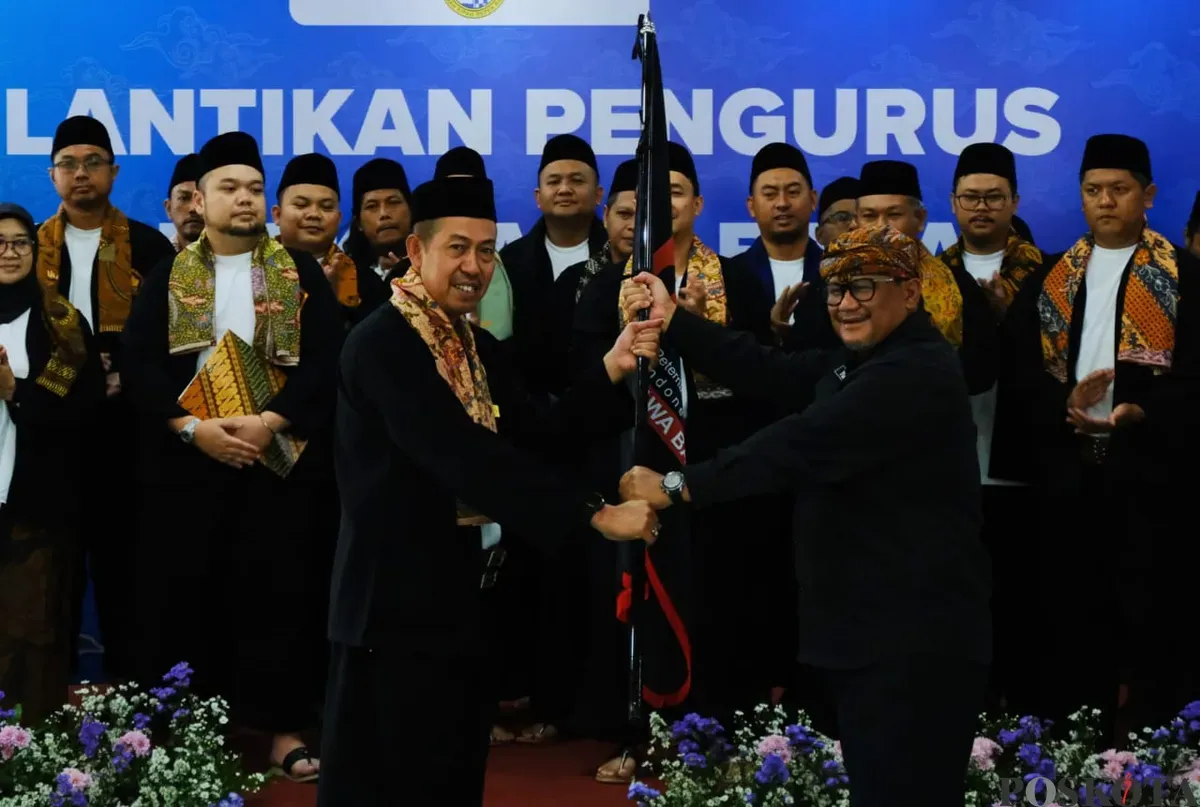 Ketua HPDKI terpilih periode 2025-2030, Denni Mulyadi (kiri), dalam pelantikan pengurus HPDKI Jabar. Pengurus HPDKI diingatkan terkait besarnya potensi ekonomi sektor peternakan domba dan kambing. (Sumber: POSKOTA | Foto: Gatot Poedji Utomo)