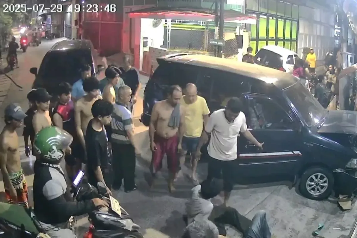 Sebuah mobil menabrak warga yang sedang duduk di tepi jalan kawasan Grogol Petamburan, Jakarta Barat, Selasa, 29 Juli 2025. (Sumber: Dok. Istimewa)