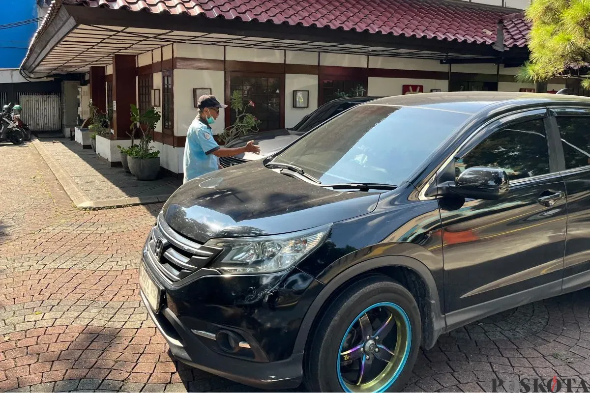 Seorang juru parkir, Sudar, 75 tahun, di kawasan Blok M, Kebayoran Baru, Jakarta Selatan, Kamis, 31 Juli 2025. (Sumber: Poskota/Pandi Ramedhan)