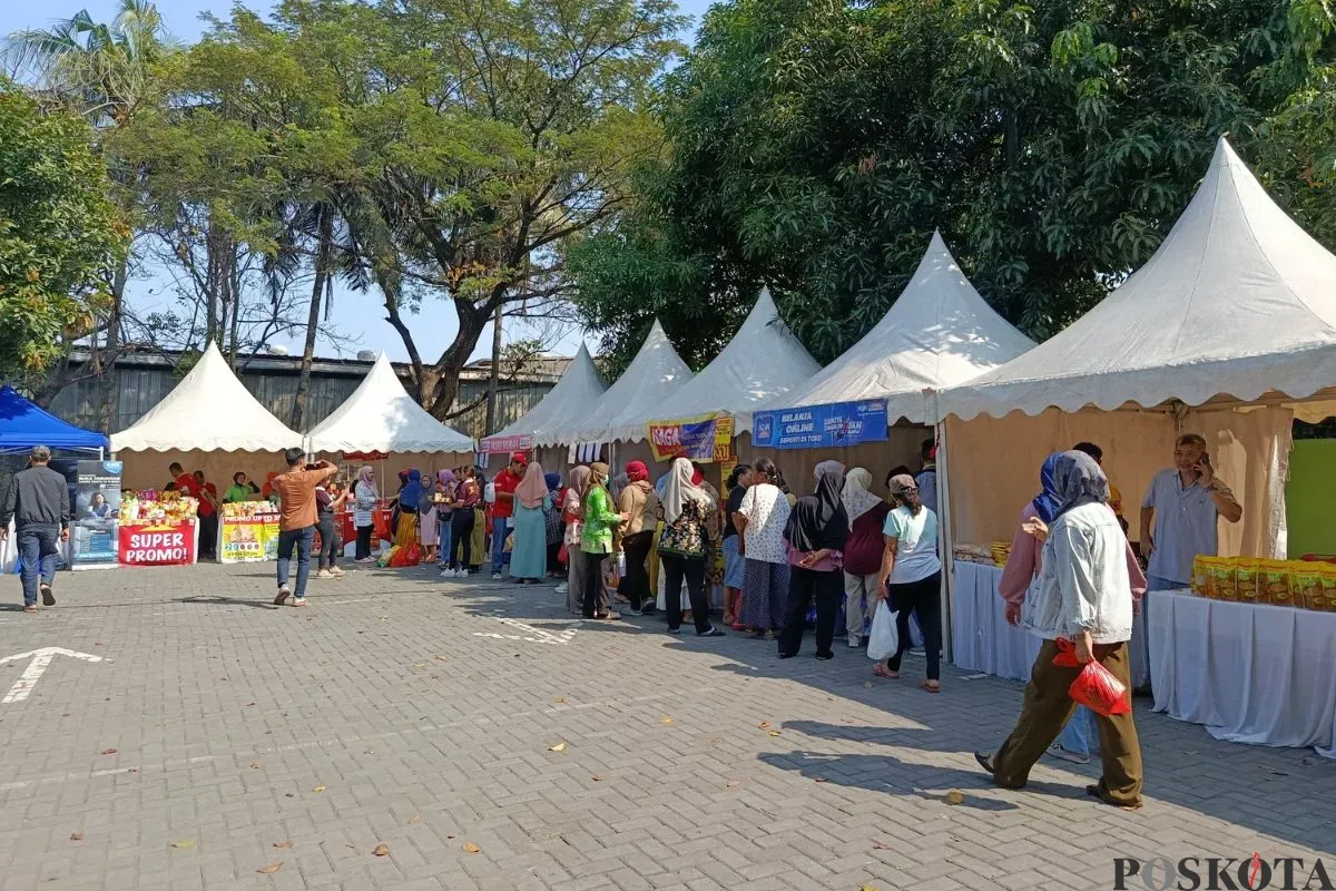 Warga Kelurahan Teluk Pucung, Kecamatan Bekasi Utara, Kota Bekasi, menyerbu pasar murah, Kamis, 31 Juli 2025. (Sumber: Poskota/Nurpini Aulia Rapika)
