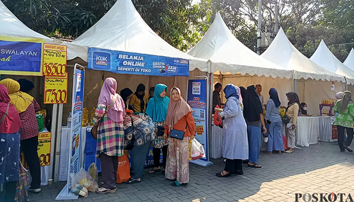 Suasana pasar murah di kantor Kelurahan Teluk Pucung, Kota Bekasi pada Kamis, 31 Juli 2025. (Sumber: POSKOTA | Foto: Nurpini Aulia Rapika)