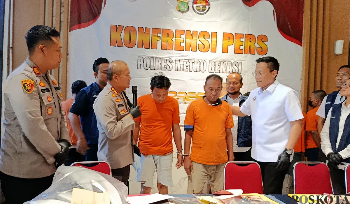 Dua dari empat pelaku perampokan di Kampung Bojong Jaya, Bekasi, dihadirkan jajaran Polres Metro Bekasi dalam ekspose perkara yang digelar pada Kamis, 31 Juli 2025. (Sumber: POSKOTA | Foto: Nurpini Aulia Rapika)
