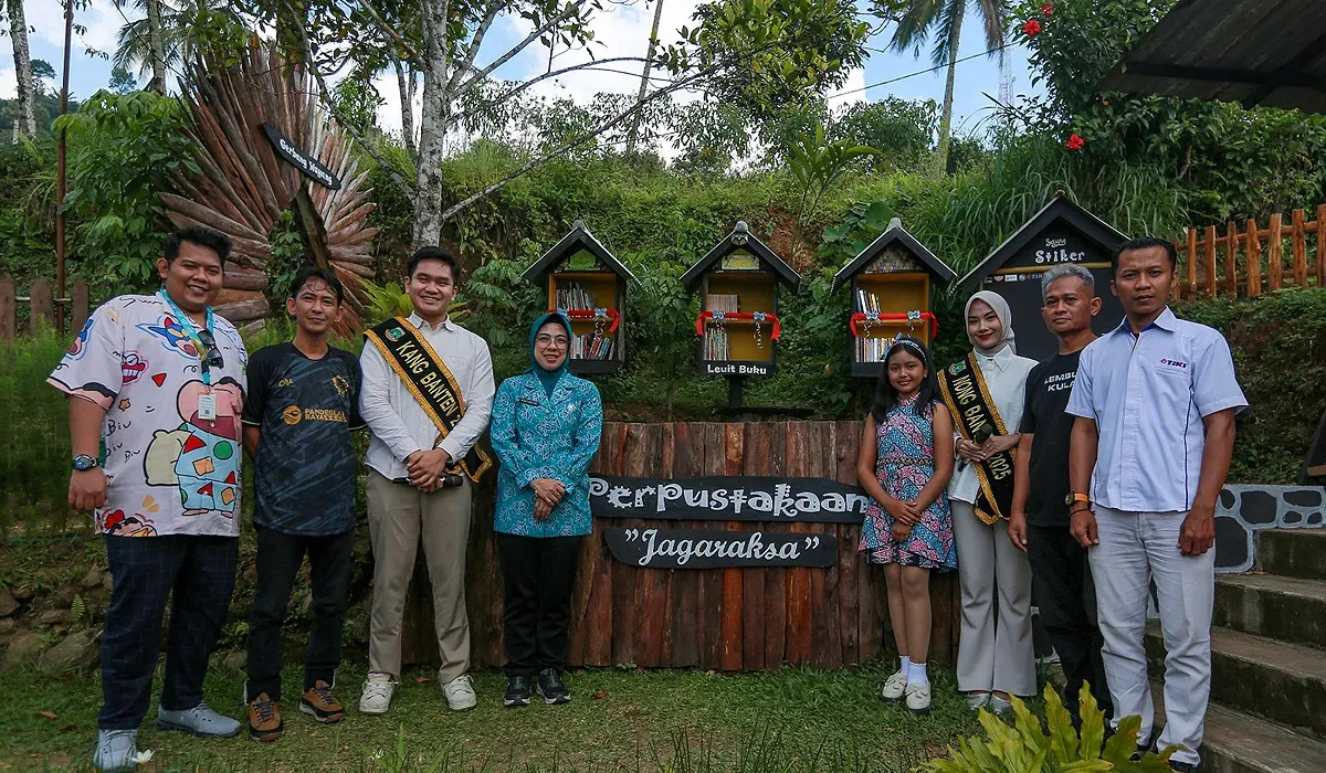 Bunda Literasi Banten, Tisnawati Andra Soni (keempat dari kiri) saat berkunjung ke perpustakaan Jagaraksa di wisata Lembur Kula, Gunung Karang, Desa Pasirpeuteuy, Kecamatan Cadasari, Kabupaten Pandeglang. (Sumber: Dok Pustakawan Pandeglang)