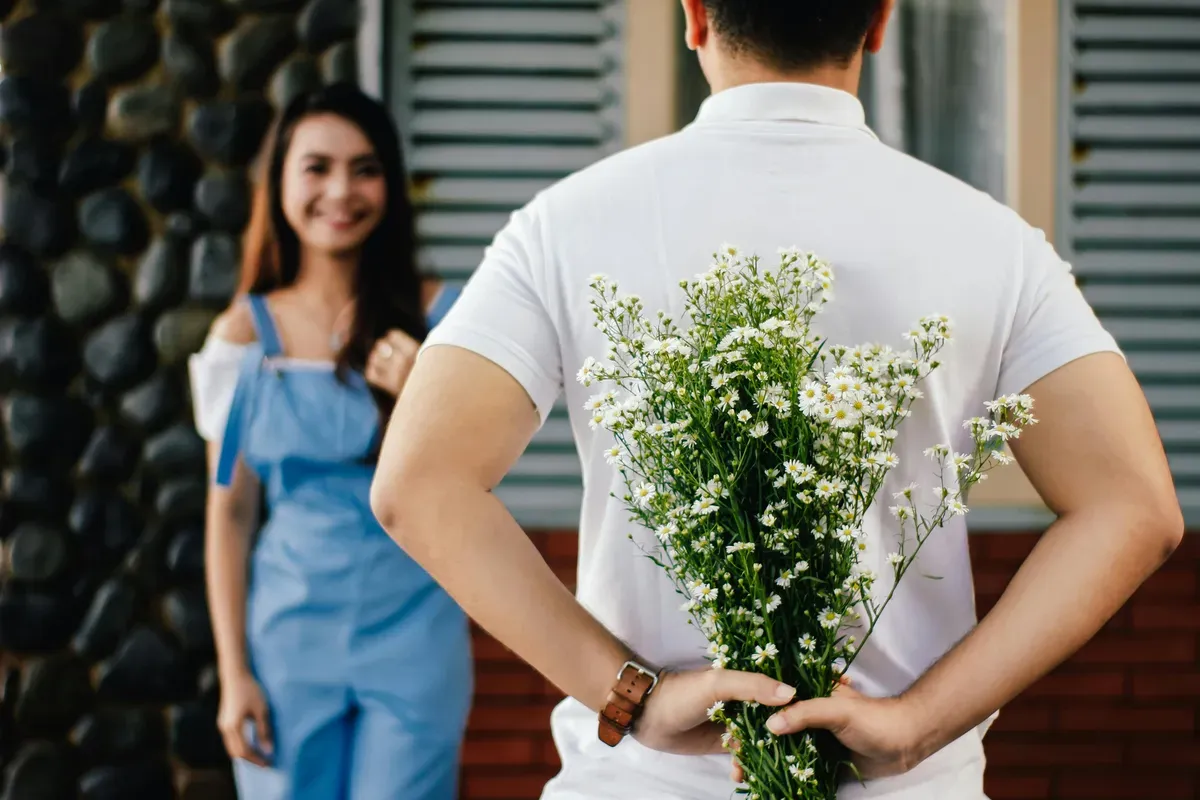 Ide ucapan Girlfriend Day romantis untuk kekasih. (Sumber: Pexels/Vija Rindo Pratama)