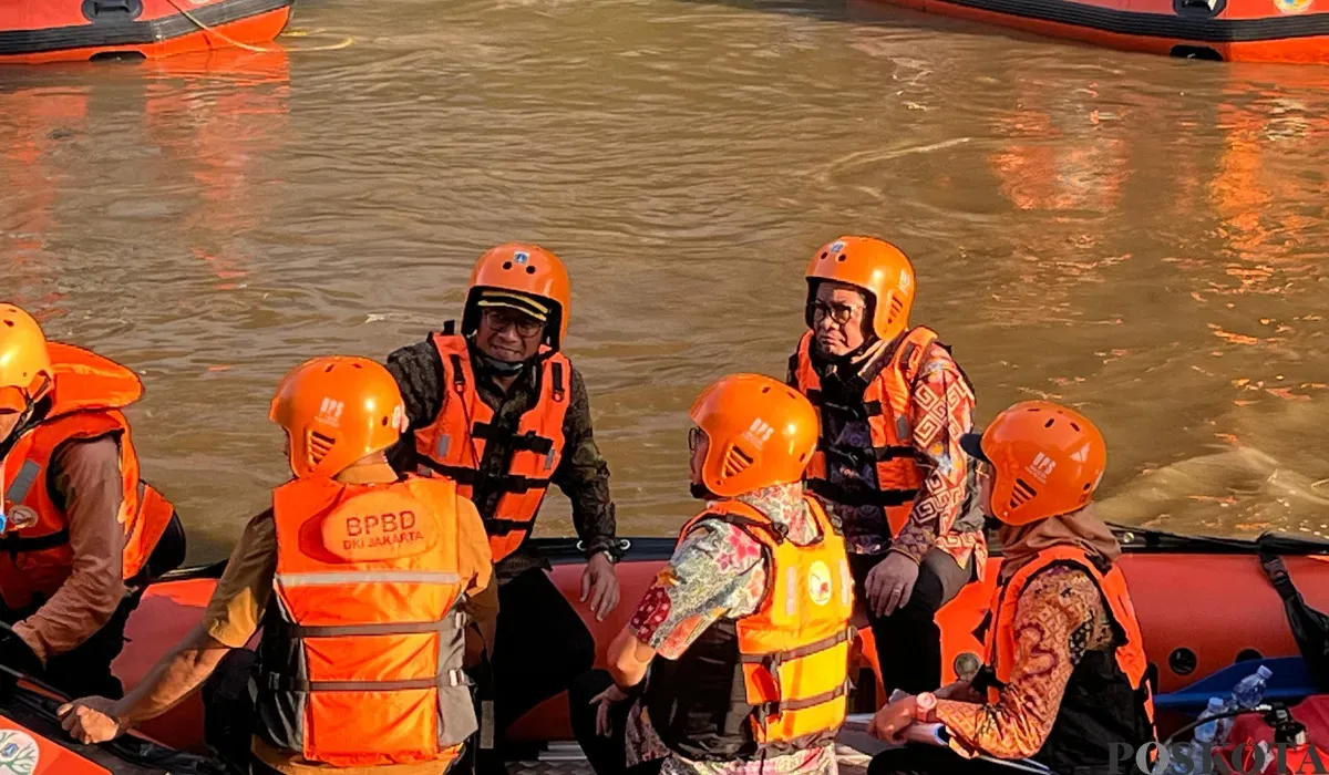 Gubernur Jakarta, Pramono Anung (kanan), saat menyusuri menggunakan perahu karet di Sungai Ciliwung di Banjir Kanal Barat pada Kamis, 31 Juli 2025. (Sumber: POSKOTA | Foto: M Tegar Jihad)