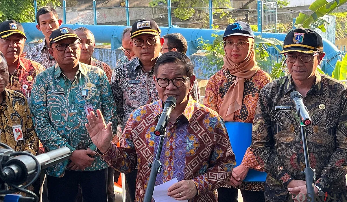 Gubernur Jakarta, Pramono Anung, saat menyampaikan pernyataan kepada awak media di BNI City, Jakarta Pusat, Kamis, 21 Juli 2025. M Tegar Jihad (Sumber: POSKOTA | Foto: M Tegar Jihad)